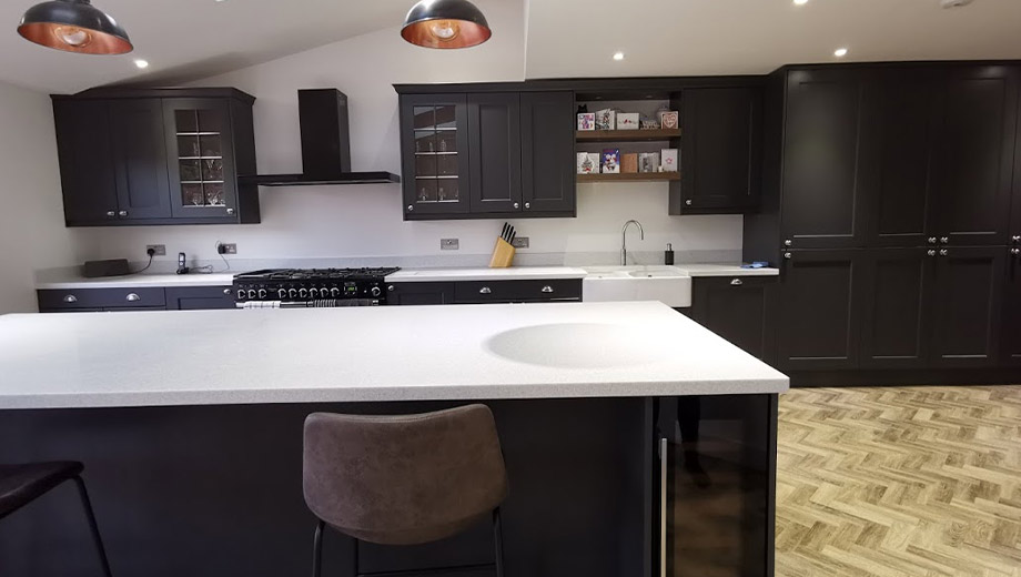 Dark kitchen colour scheme