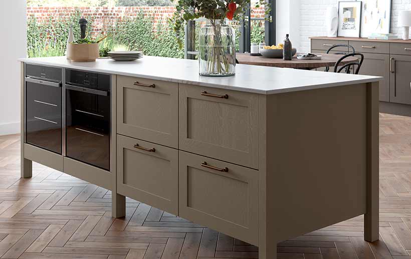 Freestanding kitchen island in a shaker kitchen