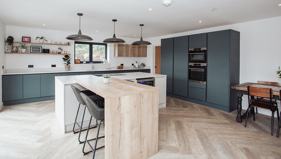 Green kitchen with wood-effect design features