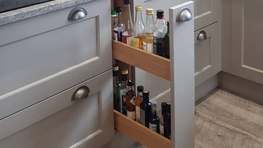 Pull-out kitchen storage