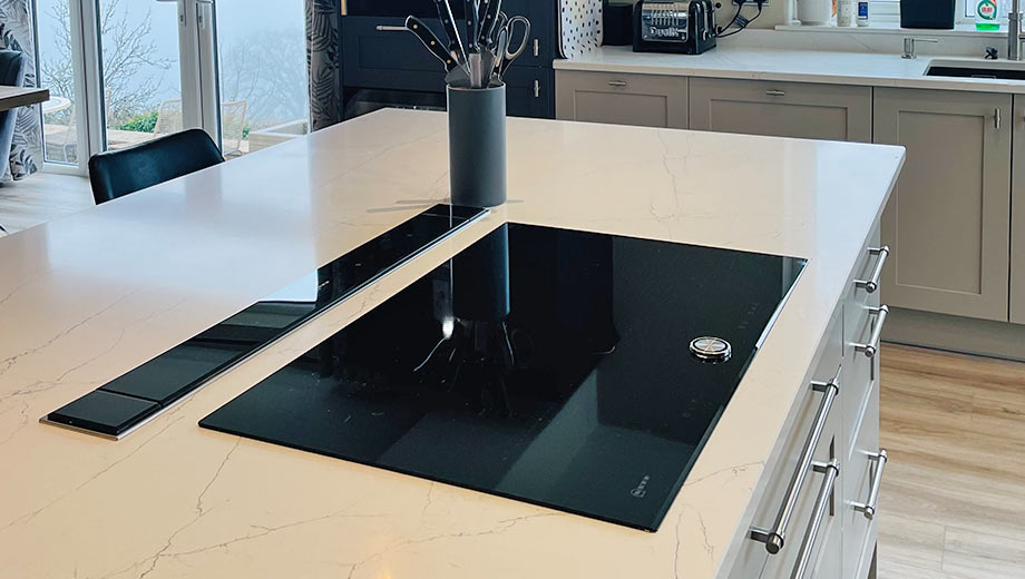 Downdraft extractor fan in a kitchen island