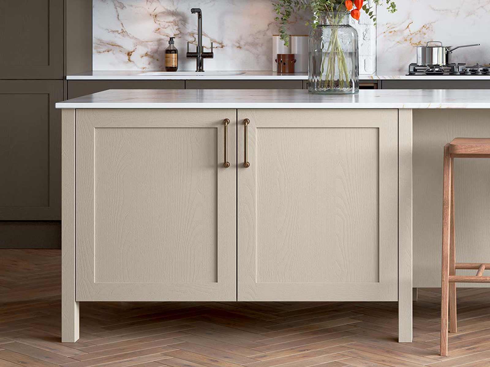 A muscle Shaker kitchen island with a while marble worktop and barstool