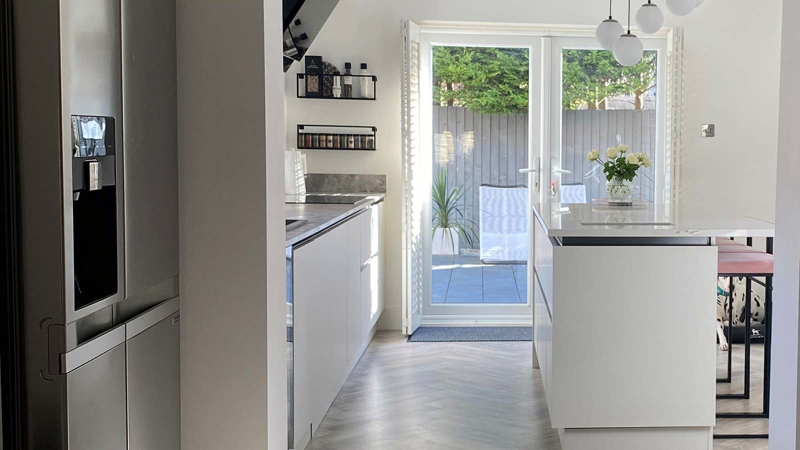 Modern handleless kitchen with kitchen island