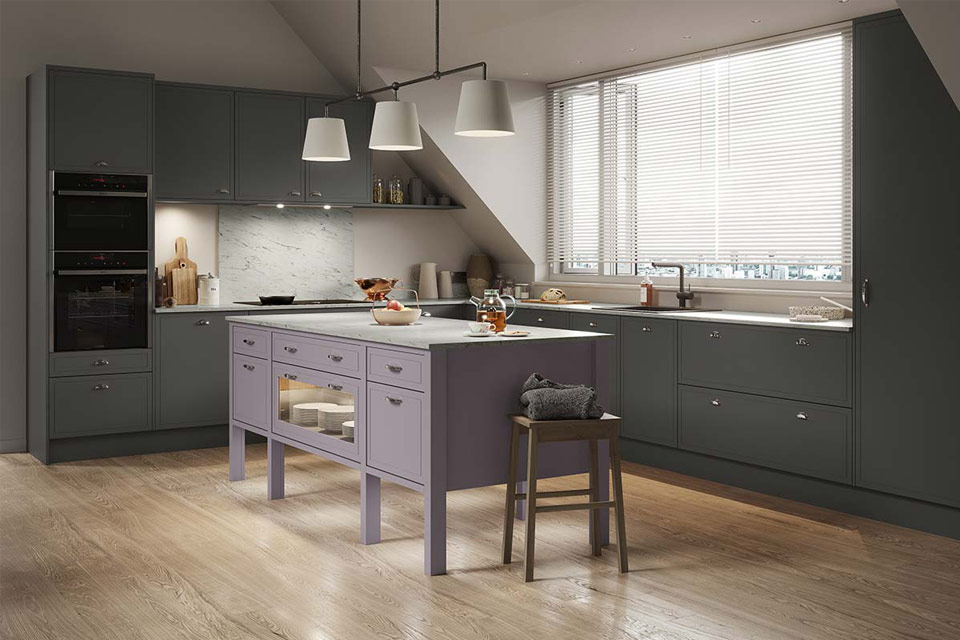 Modern kitchen with inframe-effect Melrose doors in purple, grey and oak