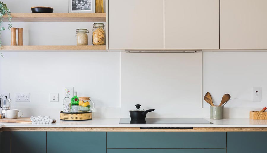 Handleless kitchen featuring warm tones and open shelving